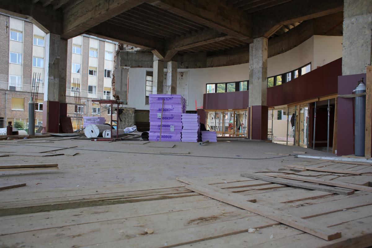La piscine est entièrement protégée pendant les travaux.