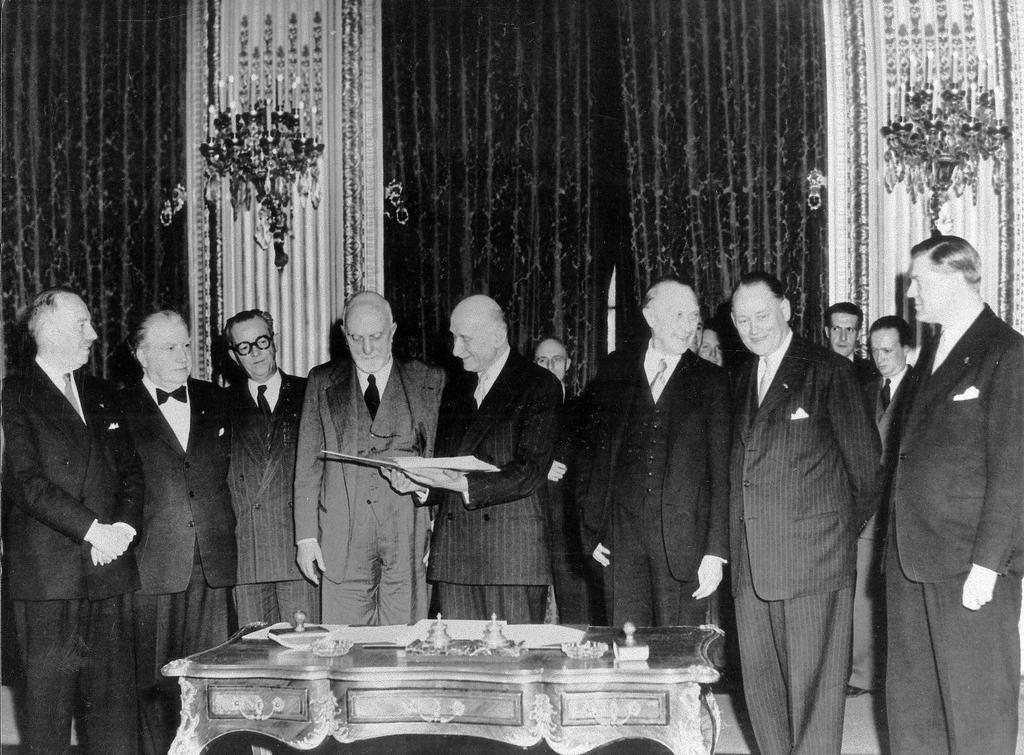 Signature du traité CECA par ses fondateurs.
