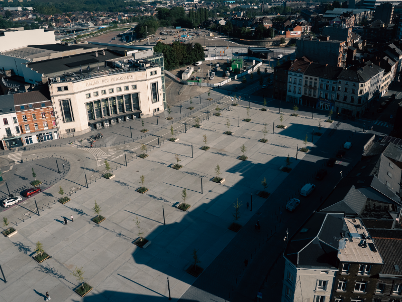 La place du Manège se pare désormais d’un nouvel agencement destiné à accueillir piétons et autres cyclistes 