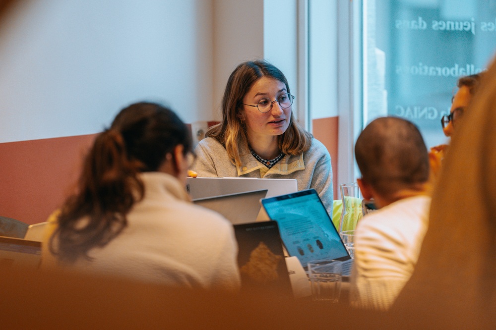 personnes qui parlent