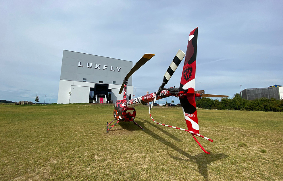 Hélicoptère devant le bâtiment Luxfly Skydive
