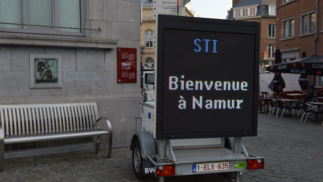 Panneau routier illustrant le Système de Transport Intelligent de Namur